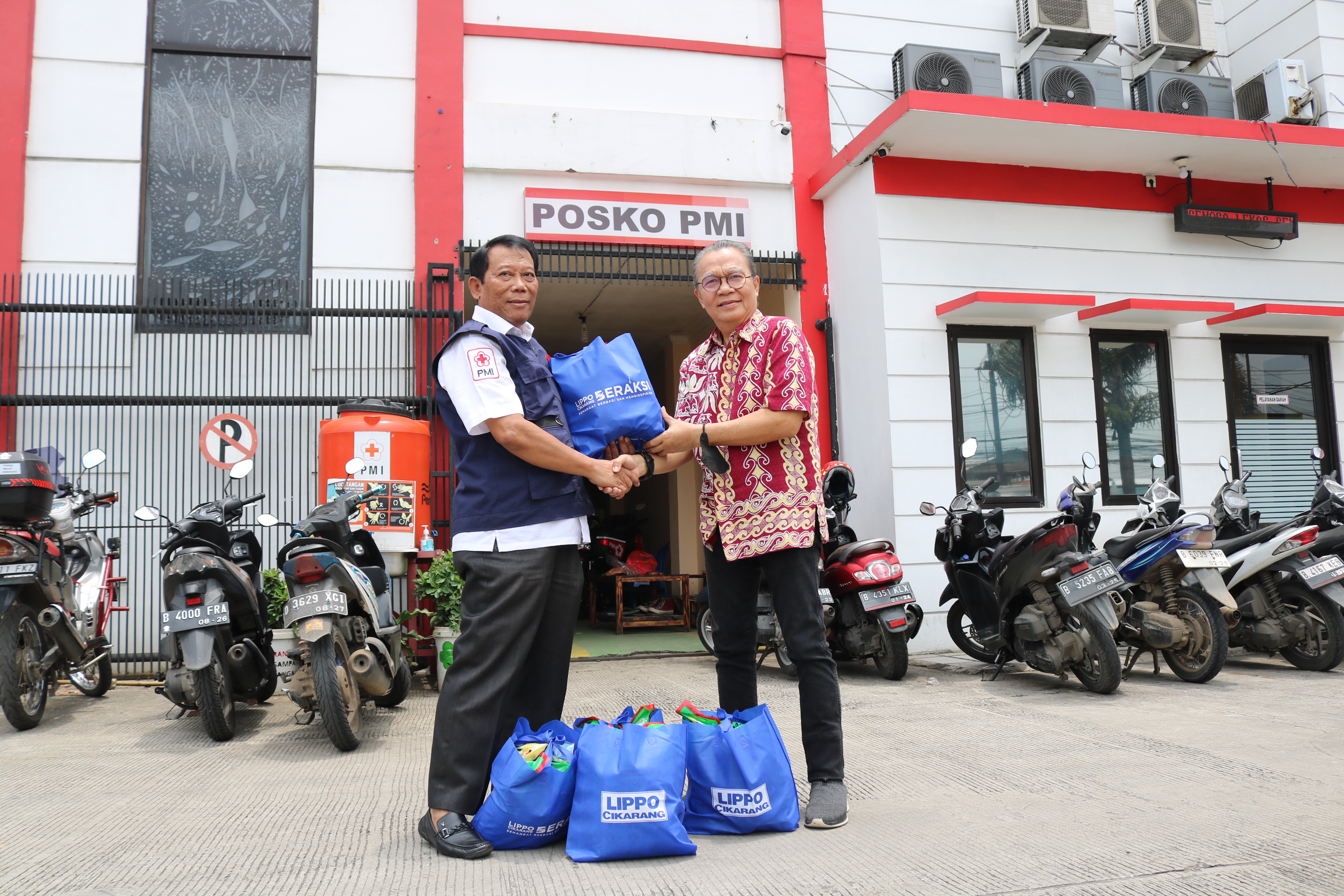 Bantuan Paket Sembako untuk Korban Banjir Kabupaten Bekasi melalui PMI Kab. Bekasi